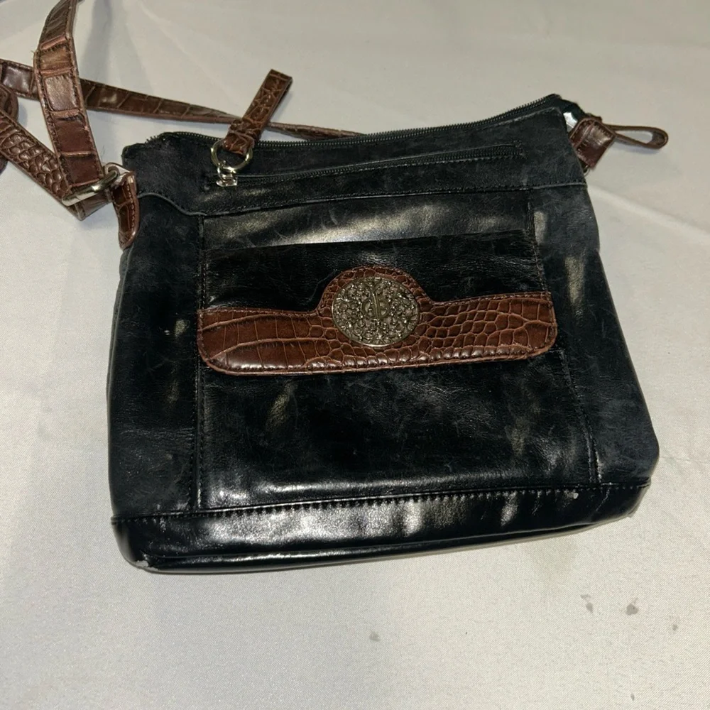 Giani Bernini Black andBrownLeather Crossbody Messenger withDecorative Medallion